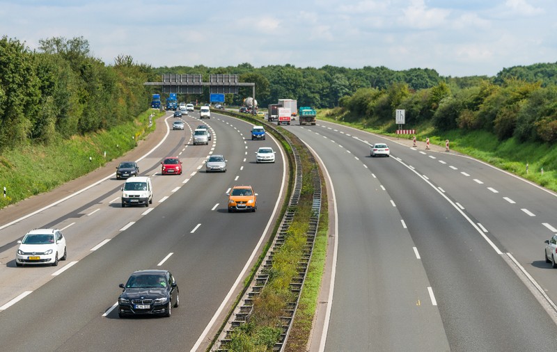 Trei litere pe indicatoarele rutiere de pe autostradă despre care majoritatea șoferilor din Germania nu știu ce înseamnă