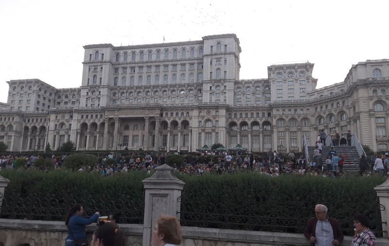 FOTO/ Soluția găsită de Primărie pentru concertul lui Rod Stewart. Pasarele montate pentru ca oamenii să poată intra în curtea Parlamentului