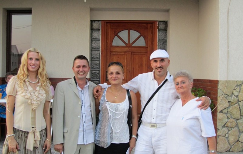 Romeo & Julia Saleno ajută batrânii de la Căminul Sfântul Dumitru din Pipera-Tunari