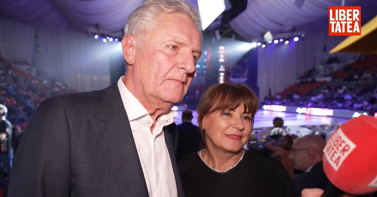 Părinții lui Rareș Cojoc, campion mondial la dans sportiv. tatal in sacou inchis si camasa de culoare deschis, mai inalt decat mama care poarta o tinuta neagra