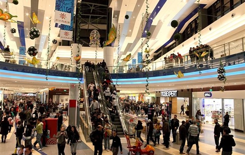 Ce program au mall-urile și supermarket-urile de Crăciun