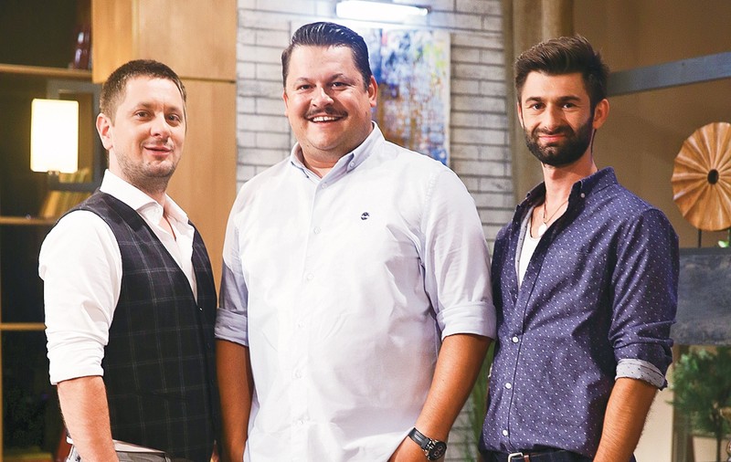 Mihai Bobonete, cu părul lung și ochelari de soare. Actorul și soția lui au întors toate privirile la malul mării