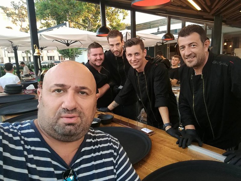 Chef Cătălin Scărlătescu și foștii săi elevi de la show-ul culinar