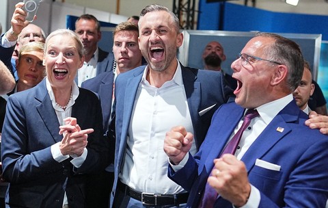 Ulrich Siegmund (centru), șeful AfD în Saxonia Anhalt, sărbătorind victoria alături de liderii federali ai AfD Alice Weidel (stânga) și Tino Chrupalla (dreapta) Foto: Profimedia