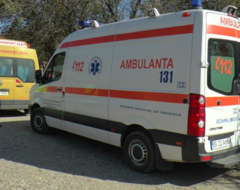 Fetiță de trei ani, ucisă de microbuzul școlar plin cu elevi, în Iași. Detalii șocante: A fost călcată cu roata pe cap