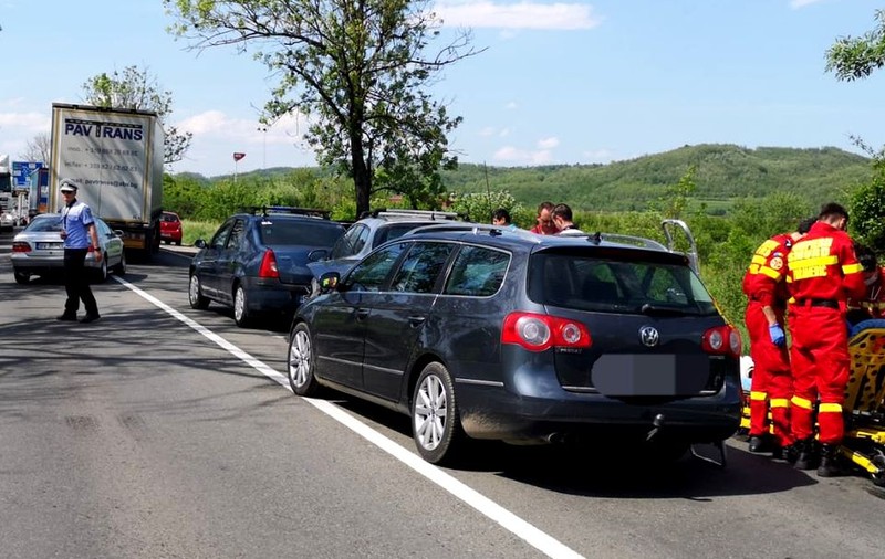 Accident cu patru autovehicule pe Valea Oltului. Circulaţia pe DN 7, blocată la ieşirea din Călimăneşti