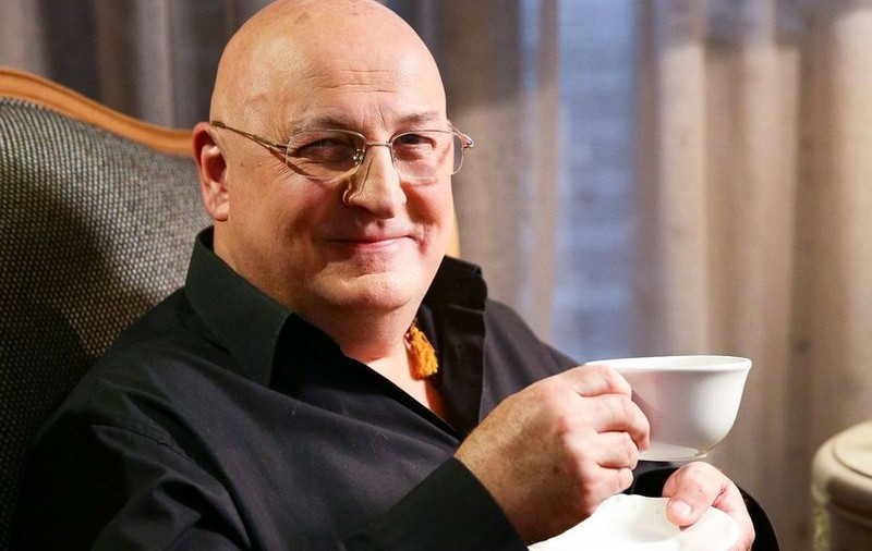 VIDEO/ Constantin Cotimanis pregătește o emisiune culinară cu bucătărese de la sate și bucate de mulți uitate. Actorul e pasionat de gătit