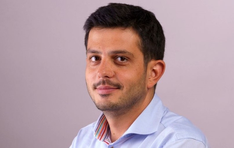 VIDEO / Sute de români care muncesc în străinătate fac terapie on-line sau la telefon. ”Dorul de casă le provoacă stări depresive”