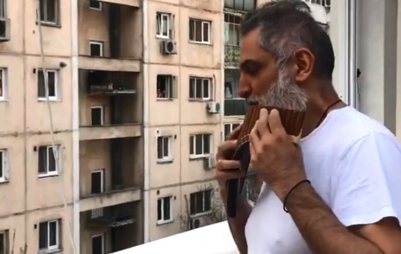 Pe modelul Italiei, Damian Drăghici a ieșit pe balcon și a cântat pentru vecini. Provocare pentru ceilați artiști: ”E datoria noastră să oferim hrană pentru suflet!”