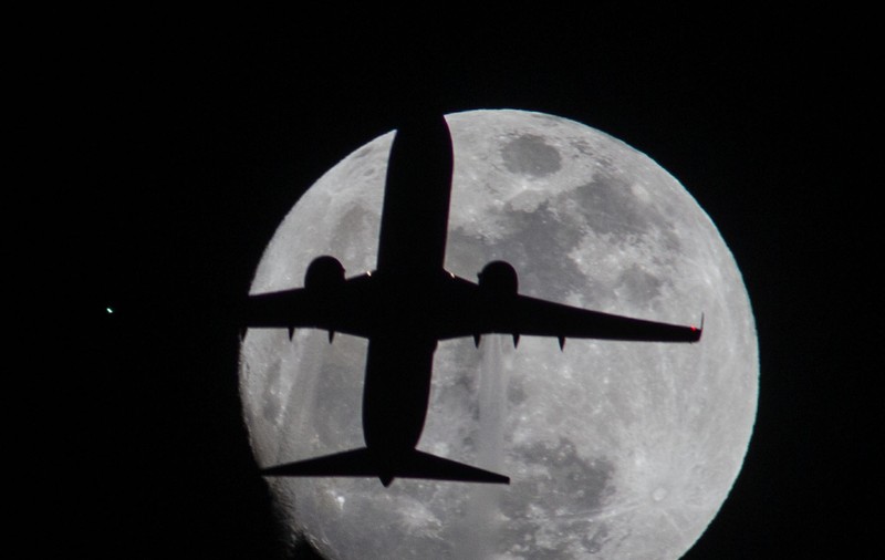 SENZAŢIONAL! Telefoanele pasagerilor din AVIONUL DISPĂRUT în mare ÎNCĂ SUNĂ