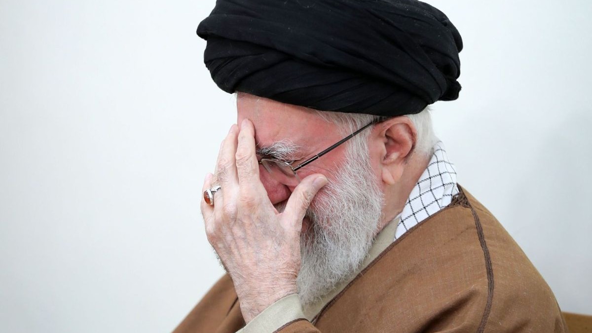 Liderul suprem iranian, ayatollahul Ali Khamenei, participă la adunarea de doliu care comemorează martiriul imamului Sadiq, 24 aprilie 2025, Teheran, Iran