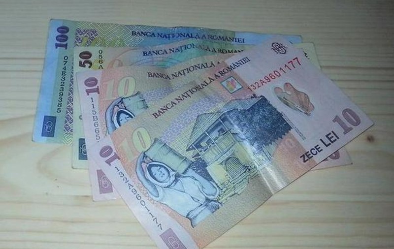 Mare atenție la ce bani primești rest! Uite cum poți depista bancnotele false!