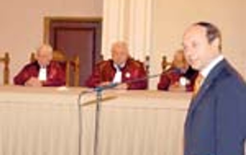 Traian Basescu e la mana poporului