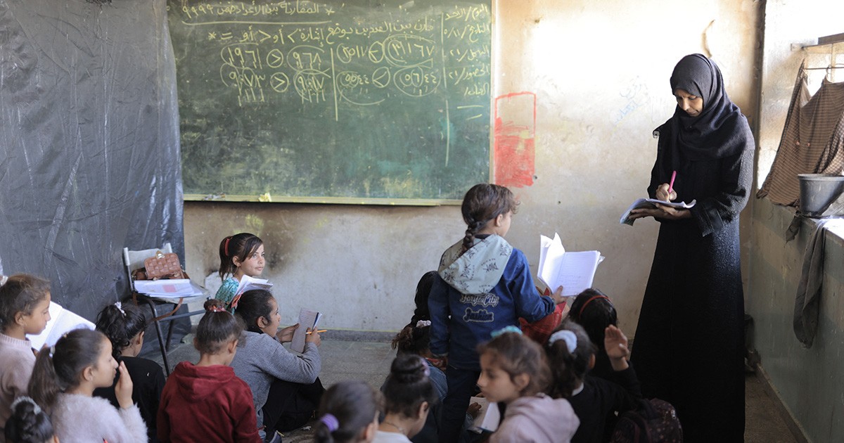 BEIT LAHIA, GAZA - 11 MAI: Un grup de profesori voluntari oferă educație la aproape 400 de copii strămutați în condiții extrem de limitate la Liceul Beit Lahia din nordul Gazei, în timp ce atacurile Israelului continuă nestăvilit, pe 11 aprilie 2025. În ciuda circumstanțelor dure, profesorii persistă, ținând lecții în clădiri avariate, unde elevii stau pe covoare, corturi și cearșafuri de plastic în loc de birouri și scaune