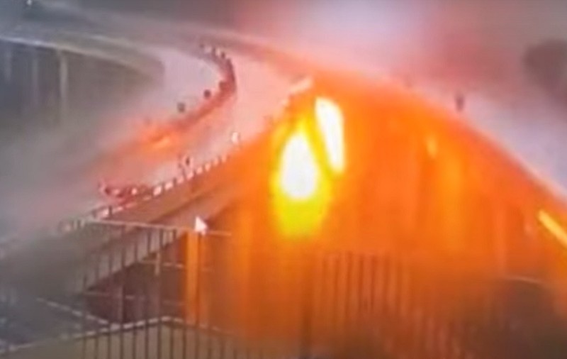 Momentul în care un camion explodează, când cade de pe un viaduct, a fost filmat. Șoferul a murit, pe o autostradă din Italia