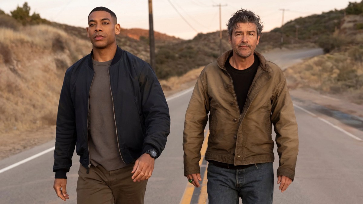 Aaron Pierre și Kyle Chandler în „Lanterns”
