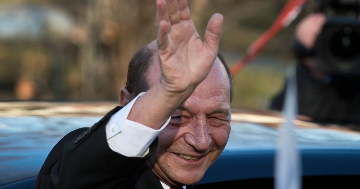 Președintele român Traian Băsescu salută în timpulunei ceremonii, 2014.