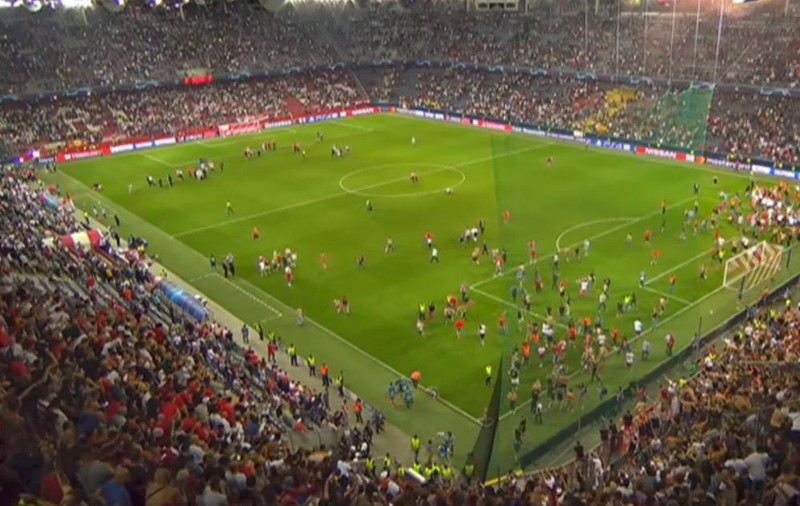 Fanii celor de la Steaua Roșie au invadat terenul după ce favoriții lor au obținut calificarea în grupele Ligii Campionilor! | VIDEO