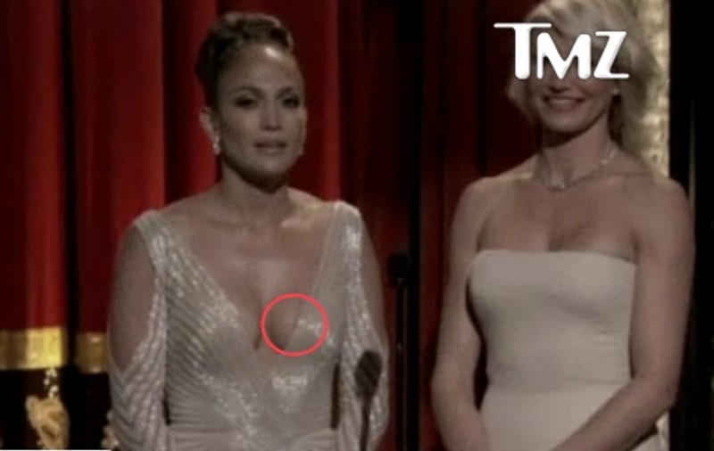 Jennifer Lopez şi-a arătat sfârcul la Oscar 2012? | VIDEO