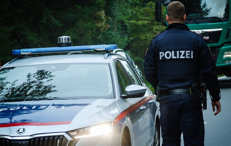 Un român s-a filmat când dezumfla cauciucurile unei mașini de poliție aflate în misiune, în Austria. Ce au mai găsit anchetatorii în telefonul lui