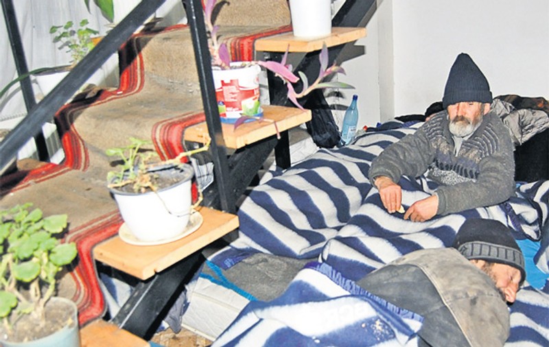 Îngroziţi de gerul din ultimele zile, oamenii străzii dorm pe jos, claie peste grămadă