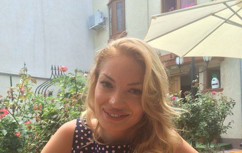 Ţi se pare că VALENTINA PELINEL e FRUMOASĂ? STAI să O VEZI pe SORA EI!