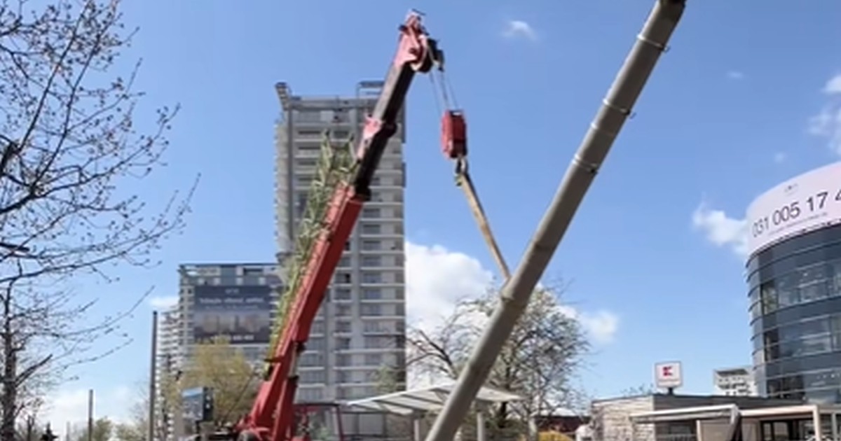 Un stâlp de beton este dat jos cu o macara pe linia de tramvai din Pipera, București, aprilie 2026