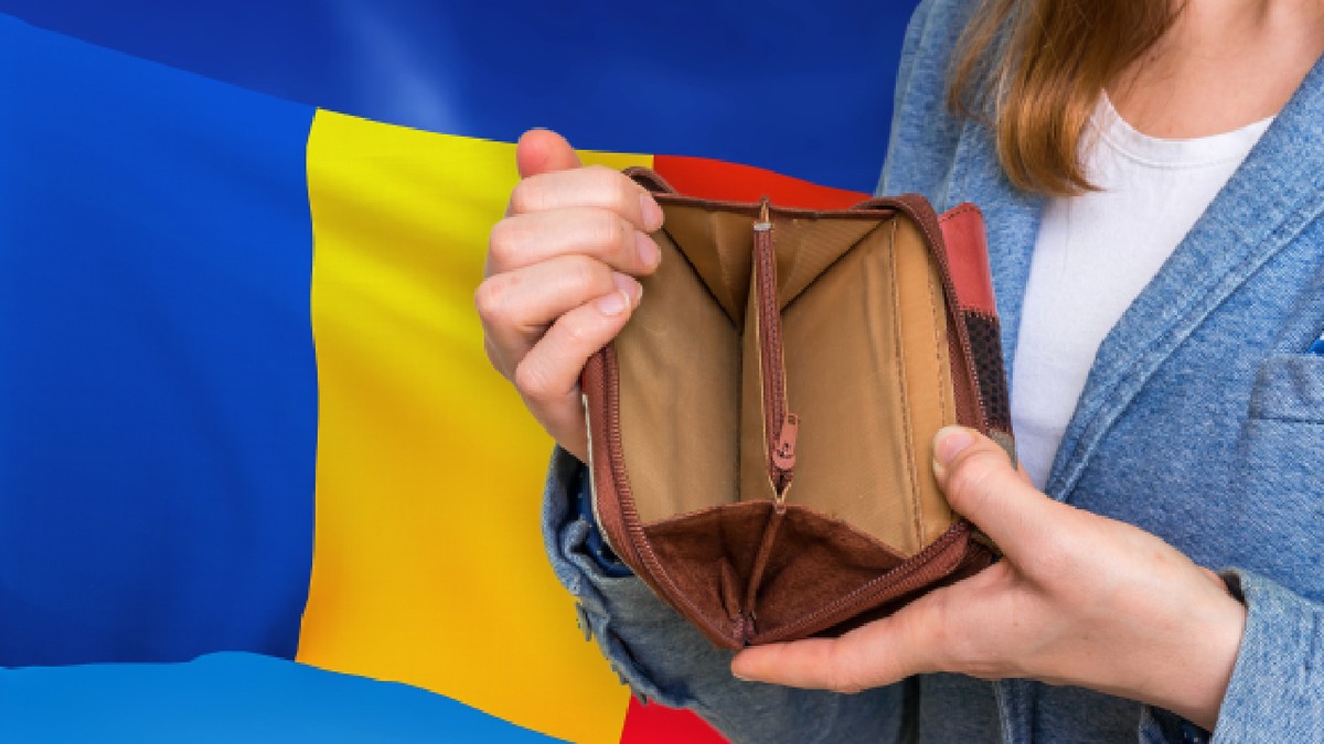 O femeie arată portofelul gol, pe fundalul drapelului național.