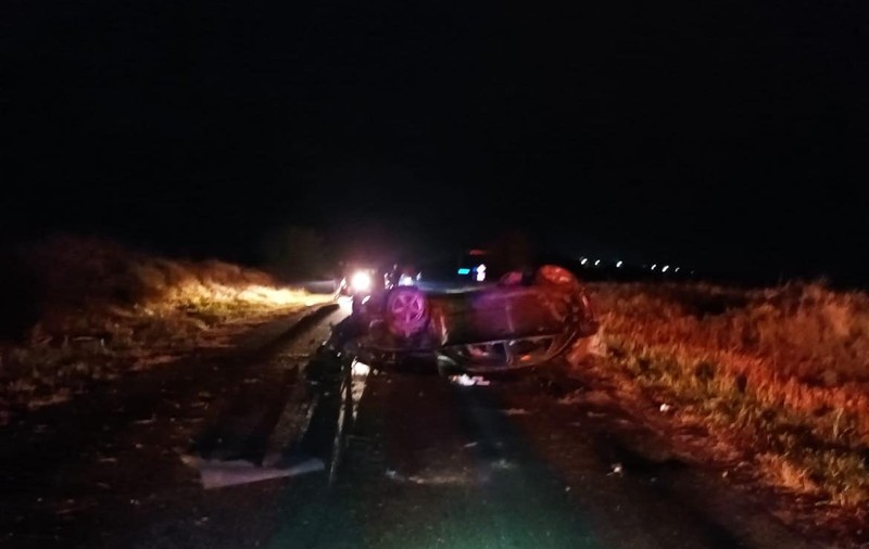 Un tânăr de 18 ani a murit, iar prietena acestuia, în vârstă de 17 ani, este în stare critică în urma unui grav accident rutier produs în apropiere de Bârlad. Șoferul  nu avea permis