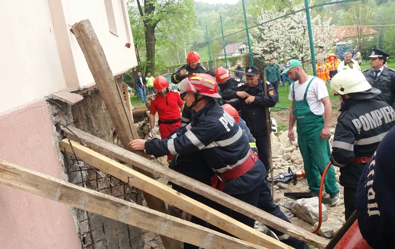 VIDEO/ Un bărbat din Vâlcea a murit strivit sub un perete care s-a prăbușit peste el