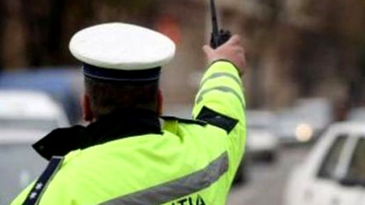 EXCLUSIV / Polițiștii de la ”Rutieră” sunt în vizorul ofițerilor anticorupție. agent rutier dirijează circulația