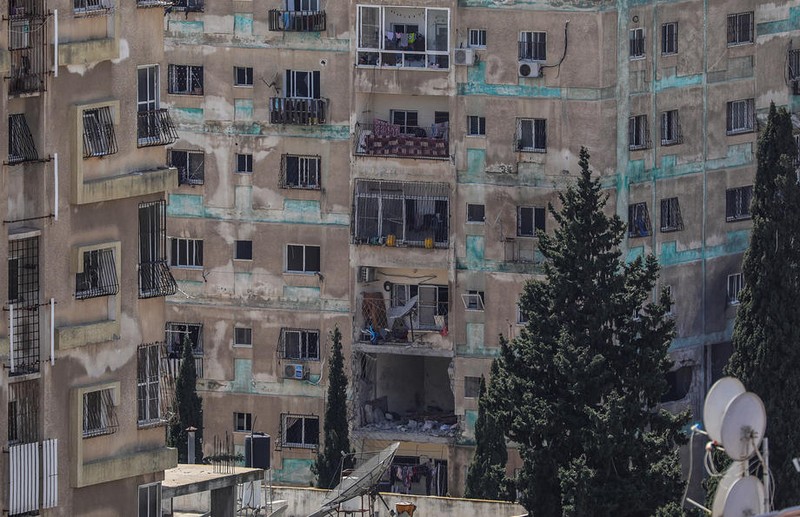 Blocul afectat de atacul în Fâșia Gaza stă să se dărâme.