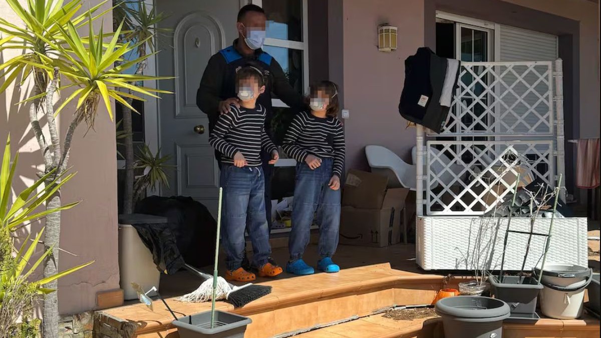 Doi dintre cei trei copii minori, care au fost ținuți în casă de patru ani de părinți, din cauza COVID, au fost scoși la soare de poliție, în curtea casei în care stăteau cu chirie, în Spania