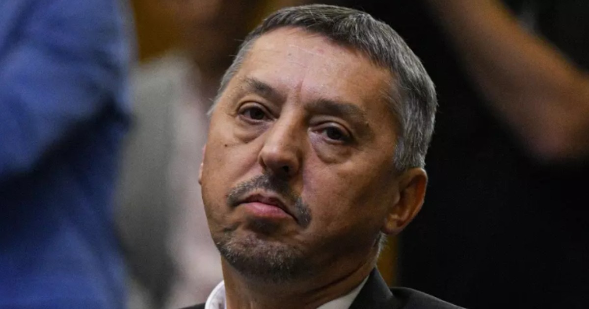 Daniel David într-un costum negru cu cămașă albă