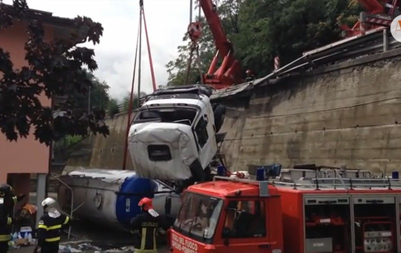 ACCIDENT în ITALIA! O CISTERNĂ ÎNMATRICULATĂ în ROMÂNIA a CĂZUT în GOL 10 METRI! | VIDEO