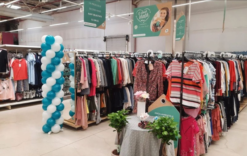 Auchan vinde haine second-hand la prețuri care încep de la 5 lei, în șapte hypermarketuri din toată România