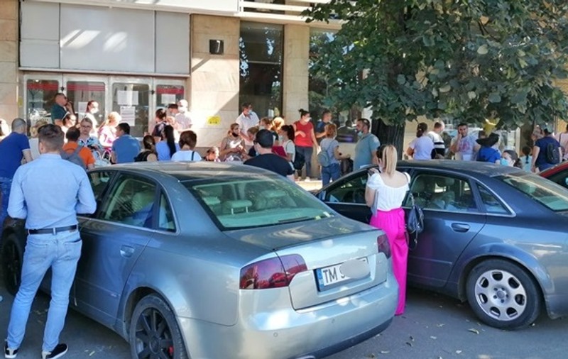 Coadă uriașă la înscrierea copiilor la creșă, în Timișoara. Înscrierea nu se poate face online, pentru că dosarele trebuie să fie ștampilate
