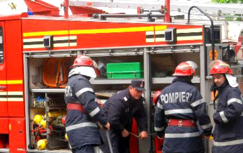 UPDATE: Doi bărbați au murit după ce au plonjat cu mașina în râul Jiu