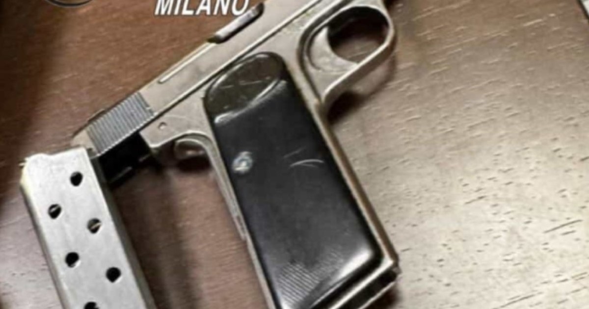 Pistolul găsit asupra celor doi suspecți.