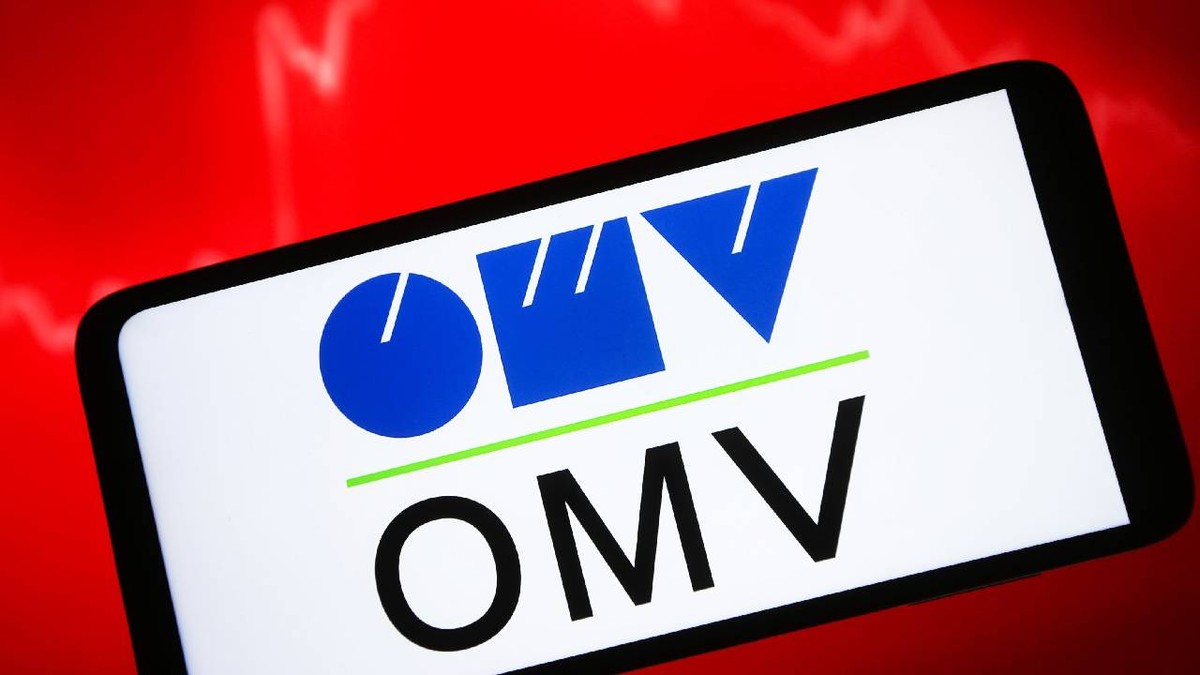 Sigla OMV se vede pe ecranul unui smartphone