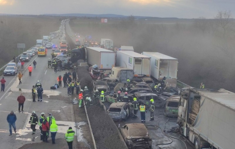 Trei români, răniți în accidentul uriaș din Ungaria în care au fost implicate 42 de vehicule. Unul e în stare gravă, spune MAE