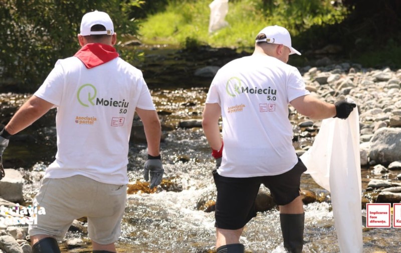 Proiectul Refresh Moieciu 5.0 a mobilizat 73 de voluntari pentru ecologizarea râurilor Stăncioiu și Turcu din județul Brașov