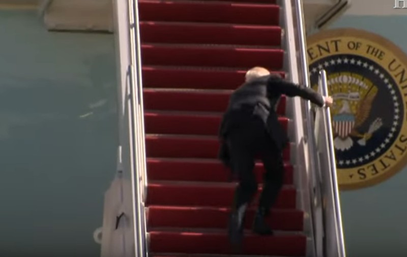 Îmbarcare cu probleme. Președintele american ​Joe Biden a căzut pe scara Air Force One
