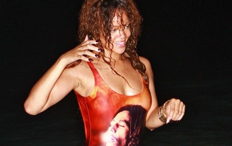 Rihanna, baie în şampanie. Vezi cât a costat-o distracţia!
