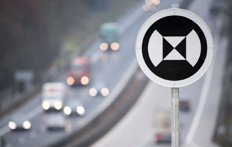 Doar 13 astfel de indicatoare rutiere sunt în toată Europa și șoferii au voie să le ignore. Aproape nimeni nu știe ce înseamnă