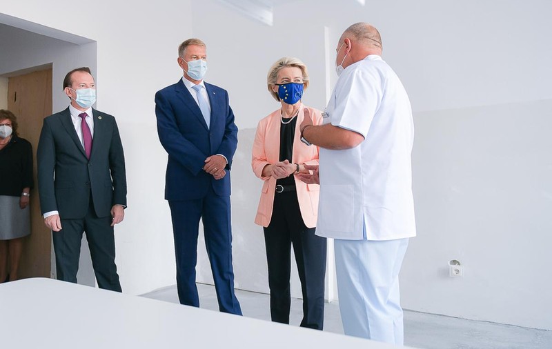 Glume pe Facebook despre priza desprinsă din salonul de spital vizitat de Ursula von der Leyen. Explicațiile consilierului lui Iohannis