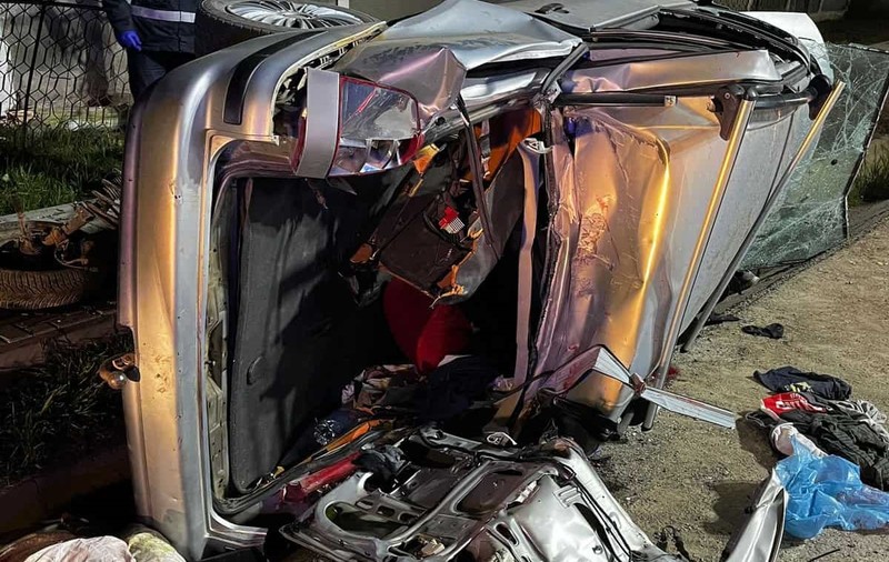 Un adolescent de 17 ani, fără permis, a făcut praf mașina pe care o furase cu prietenii lui de 15 și 21 de ani, care au murit în accidentul din Iași