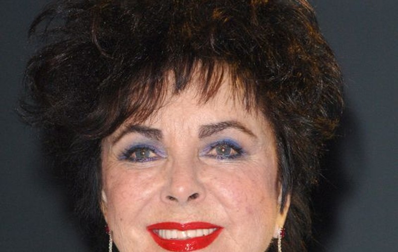 Elizabeth Taylor, ţintuită la pat