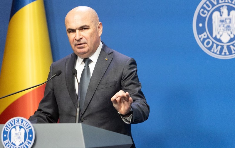 Soarta zecilor de mii de angajați din administrația locală se decide azi. Guvernul Bolojan vrea să-și asume răspunderea luni
