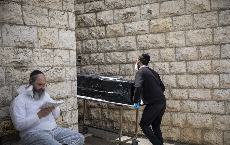 Un supraviețuitor al Holocaustului a murit de COVID-19 fără ajutor. Doctorii n-au avut timp să-și îmbrace combinezoanele și să încerce să-l salveze